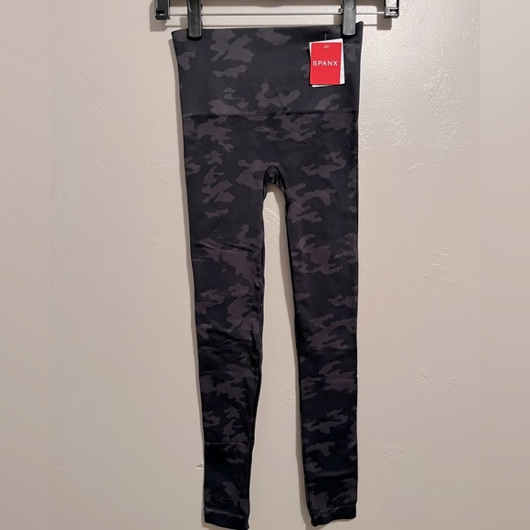 Spanx Look At Me Now Seamless Leggings in Black Camo NWT Athlesiure Yoga size S - Picture 3 of 13